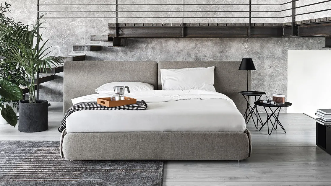 Letto in tessuto imbottito con testiera Zip di Calligaris